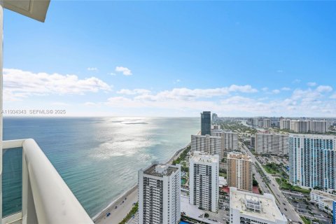 Condo in Hallandale Beach, Florida, 3 bedrooms  № 2052766