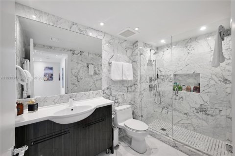 Condo in Hallandale Beach, Florida, 3 bedrooms  № 2052766 - photo 29