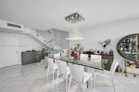 Condo in Hallandale Beach, Florida, 3 bedrooms  № 2052766 - photo 13