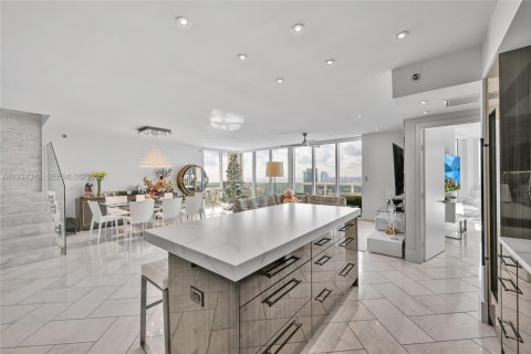 Condo in Hallandale Beach, Florida, 3 bedrooms  № 2052766 - photo 12