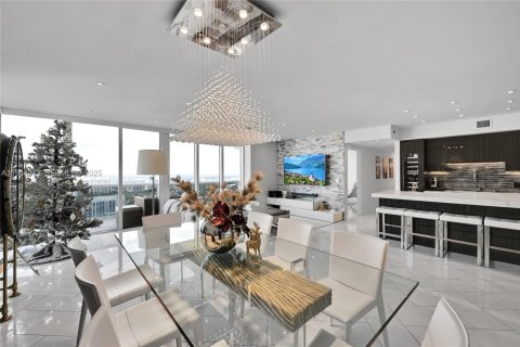 Condo in Hallandale Beach, Florida, 3 bedrooms  № 2052766 - photo 2