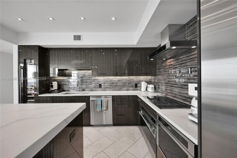 Condo in Hallandale Beach, Florida, 3 bedrooms  № 2052766 - photo 7