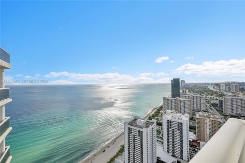 Condo in Hallandale Beach, Florida, 3 bedrooms  № 2052766 - photo 24