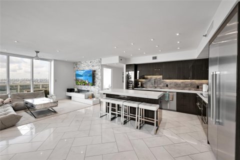 Condo in Hallandale Beach, Florida, 3 bedrooms  № 2052766 - photo 3