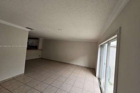 Купить таунхаус в Майами, Флорида 3 спальни, 117.99м2, № 2089716 - фото 14