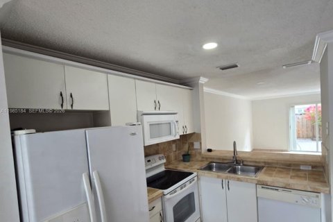 Купить таунхаус в Майами, Флорида 3 спальни, 117.99м2, № 2089716 - фото 11