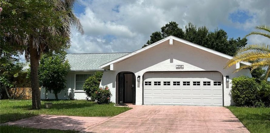 House in Port Charlotte, Florida 3 bedrooms, 148.27 sq.m. № 1820725