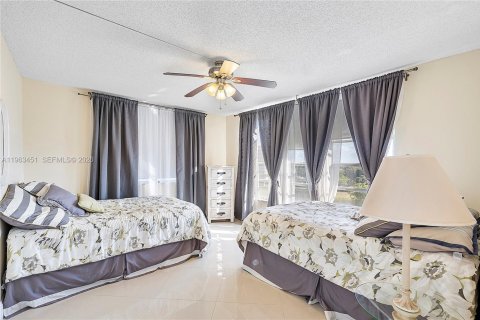 Condo in Pompano Beach, Florida, 3 bedrooms  № 2041425 - photo 19
