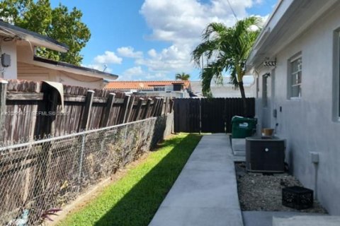 Commercial property in Miami, Florida 1 bedroom, 165.55 sq.m. № 2172097 - photo 2