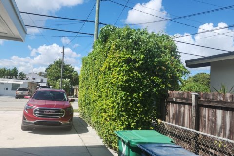 Commercial property in Miami, Florida 1 bedroom, 165.55 sq.m. № 2172097 - photo 15