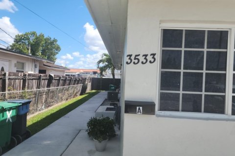 Commercial property in Miami, Florida 1 bedroom, 165.55 sq.m. № 2172097 - photo 3