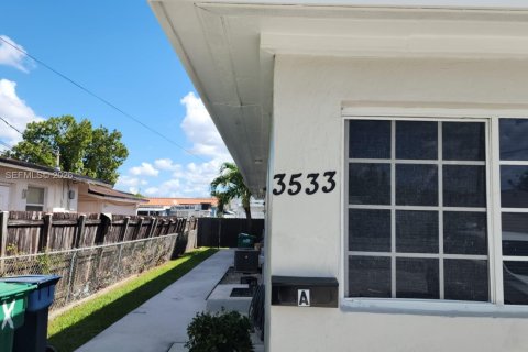 Commercial property in Miami, Florida 1 bedroom, 165.55 sq.m. № 2172097 - photo 14