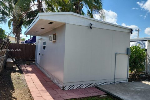 Commercial property in Miami, Florida 1 bedroom, 165.55 sq.m. № 2172097
