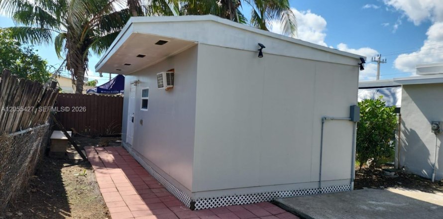 Commercial property in Miami, Florida 1 bedroom, 165.55 sq.m. № 2172097