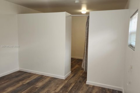 Commercial property in Miami, Florida 1 bedroom, 165.55 sq.m. № 2172097 - photo 6