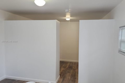 Commercial property in Miami, Florida 1 bedroom, 165.55 sq.m. № 2172097 - photo 7