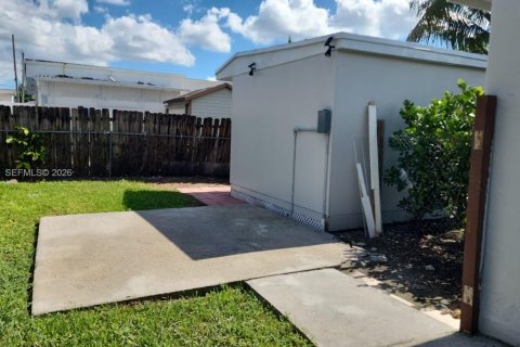 Commercial property in Miami, Florida 1 bedroom, 165.55 sq.m. № 2172097 - photo 12