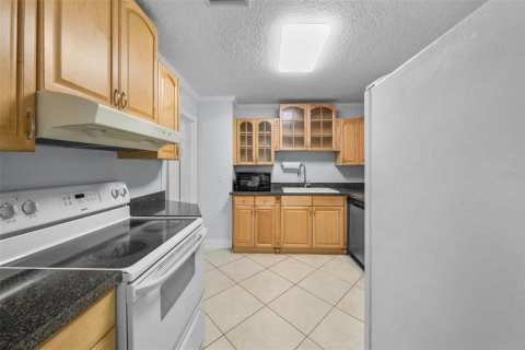 House in Tampa, Florida 4 bedrooms, 162.67 sq.m. № 2098145 - photo 15