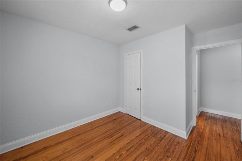 House in Tampa, Florida 4 bedrooms, 162.67 sq.m. № 2098145 - photo 28