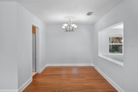 House in Tampa, Florida 4 bedrooms, 162.67 sq.m. № 2098145 - photo 11