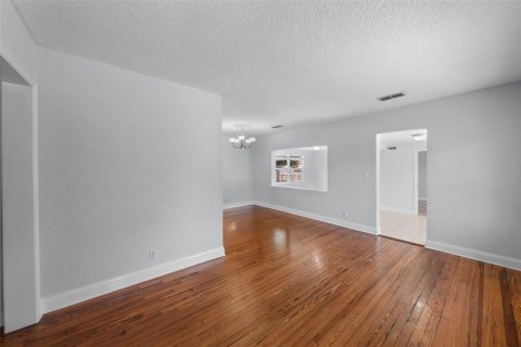 House in Tampa, Florida 4 bedrooms, 162.67 sq.m. № 2098145 - photo 7