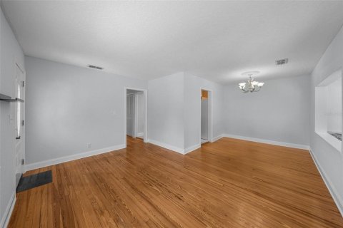 House in Tampa, Florida 4 bedrooms, 162.67 sq.m. № 2098145 - photo 9