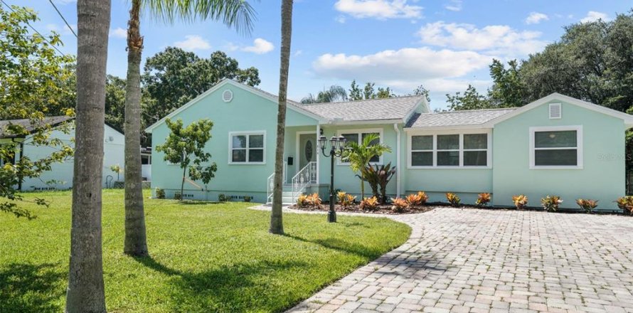 House in Tampa, Florida 4 bedrooms, 162.67 sq.m. № 2098145
