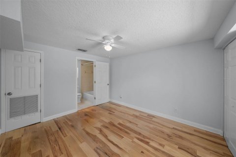 House in Tampa, Florida 4 bedrooms, 162.67 sq.m. № 2098145 - photo 21