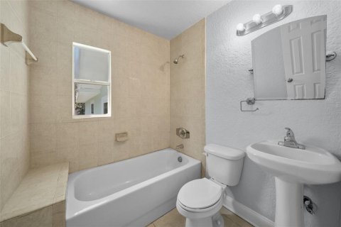 House in Tampa, Florida 4 bedrooms, 162.67 sq.m. № 2098145 - photo 29