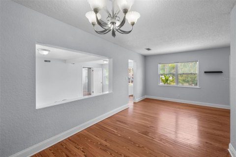House in Tampa, Florida 4 bedrooms, 162.67 sq.m. № 2098145 - photo 12