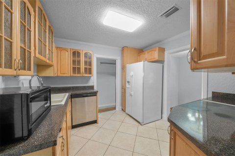 House in Tampa, Florida 4 bedrooms, 162.67 sq.m. № 2098145 - photo 16
