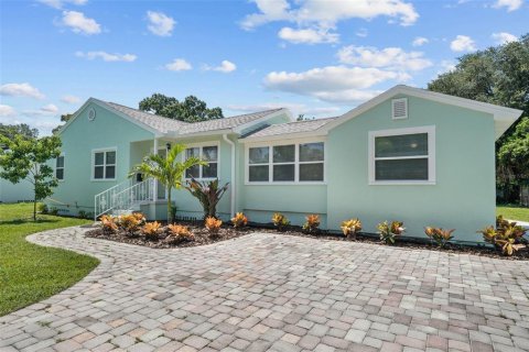 House in Tampa, Florida 4 bedrooms, 162.67 sq.m. № 2098145 - photo 2