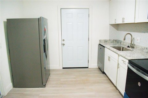 House in New Port Richey, Florida 3 bedrooms, 102.19 sq.m. № 2388195 - photo 8