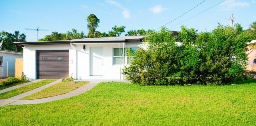 House in New Port Richey, Florida 3 bedrooms, 102.19 sq.m. № 2388195
