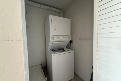 Condo in Miami, Florida, 2 bedrooms  № 2013465 - photo 9