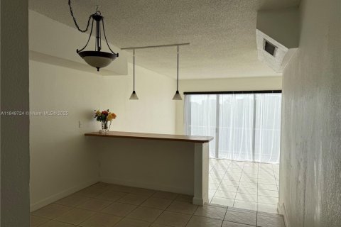 Condo in Miami, Florida, 2 bedrooms  № 2013465 - photo 5