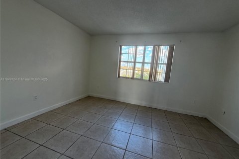 Condo in Miami, Florida, 2 bedrooms  № 2013465 - photo 10