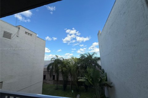 Condo in Miami, Florida, 2 bedrooms  № 2013465 - photo 12