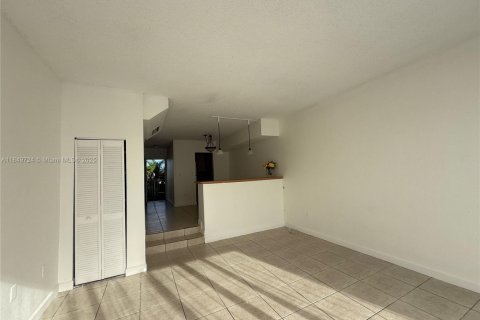 Condo in Miami, Florida, 2 bedrooms  № 2013465 - photo 6