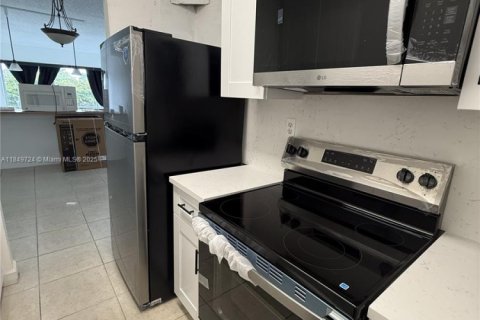 Condo in Miami, Florida, 2 bedrooms  № 2013465 - photo 4