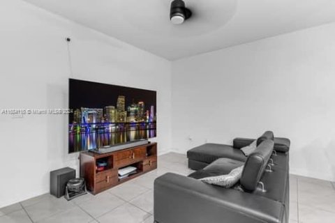 Townhouse in Florida City, Florida 3 bedrooms, 131.74 sq.m. № 1860211 - photo 4