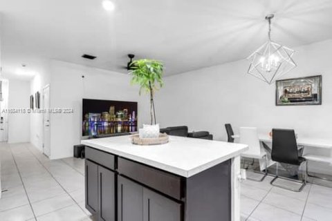 Townhouse in Florida City, Florida 3 bedrooms, 131.74 sq.m. № 1860211 - photo 8