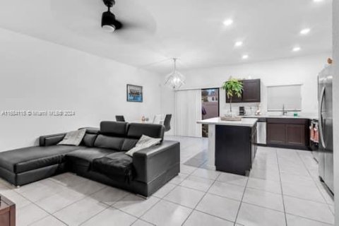 Townhouse in Florida City, Florida 3 bedrooms, 131.74 sq.m. № 1860211 - photo 3