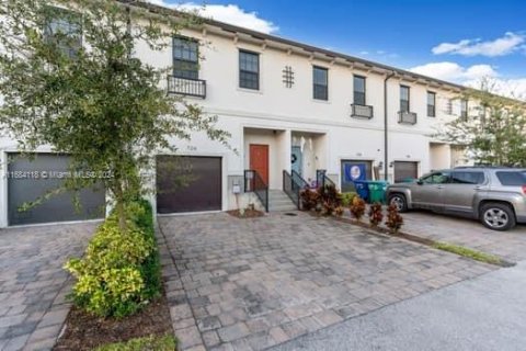 Townhouse in Florida City, Florida 3 bedrooms, 131.74 sq.m. № 1860211 - photo 2