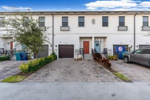 Townhouse in Florida City, Florida 3 bedrooms, 131.74 sq.m. № 1860211 - photo 1