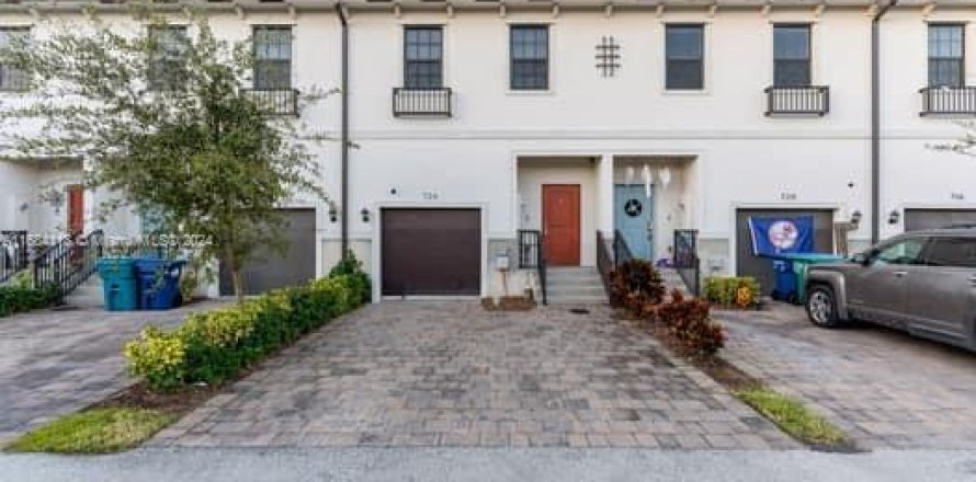 Townhouse in Florida City, Florida 3 bedrooms, 131.74 sq.m. № 1860211