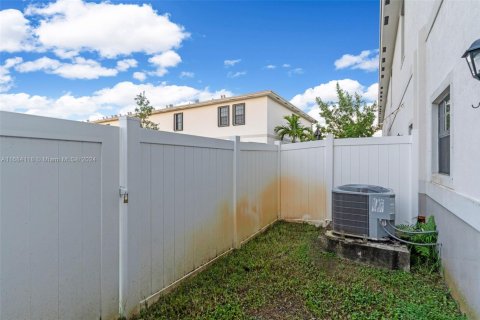 Townhouse in Florida City, Florida 3 bedrooms, 131.74 sq.m. № 1860211 - photo 9