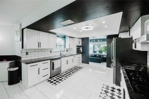House in Lehigh Acres, Florida 3 bedrooms, 252.79 sq.m. № 1823101 - photo 5