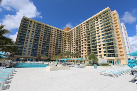 Condo in Hollywood, Florida, 1 bedroom  № 1604613 - photo 2
