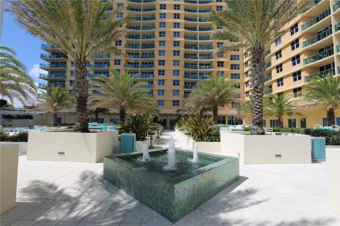 Condo in Hollywood, Florida, 1 bedroom  № 1604613 - photo 20